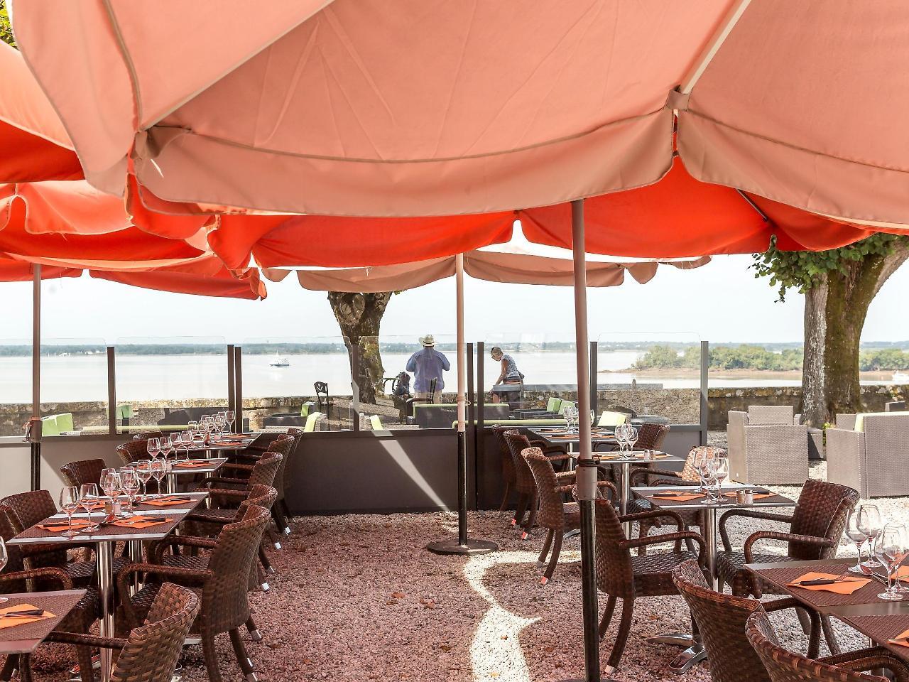 Logis Hotel Restaurant La Citadelle Блеи-э-Сент-Люс Экстерьер фото